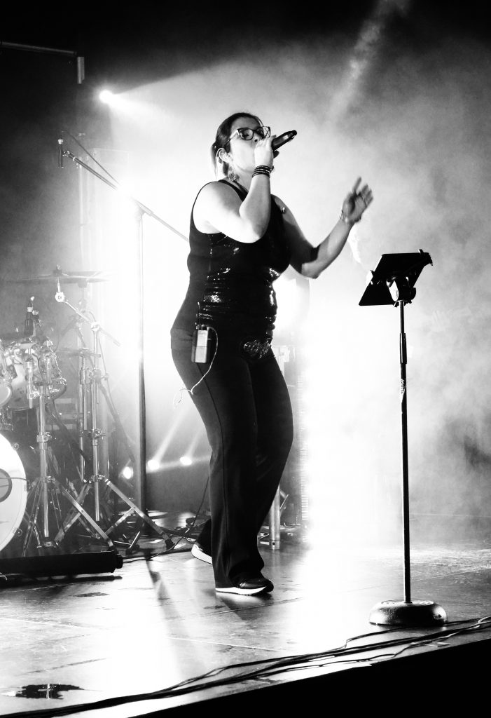 mélanie chanteuse de l'orchestre bonne idée de vendée