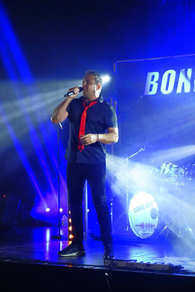 mickael chanteur de l'orchestre bonne idée de vendée