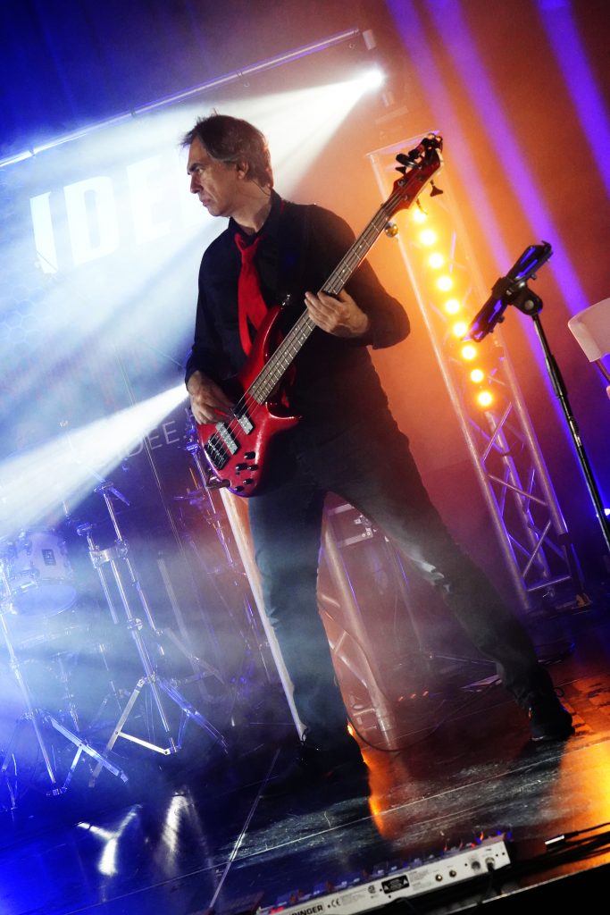 yannick bassiste de l'orchestre bonne idée de vendée